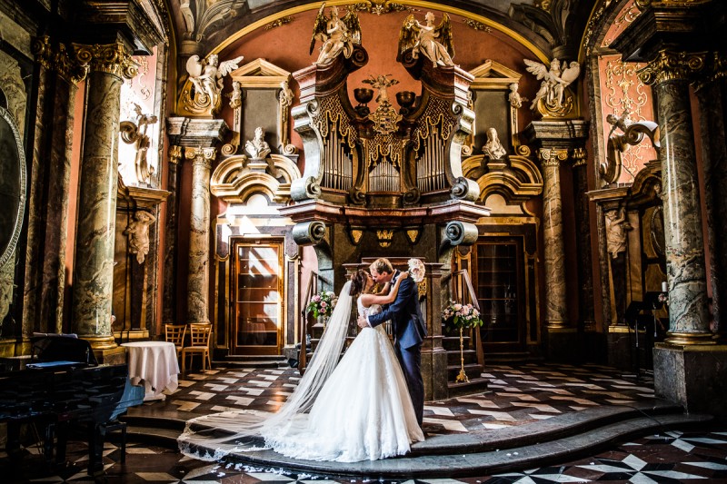 Tara a Sigbjorn, Klementinum, Praha - Connorweddings, wedding in Prague.