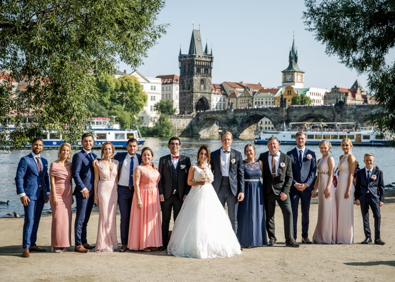 Tara a Sigbjorn, Karlův most, Praha - Connorweddings, wedding in Prague.